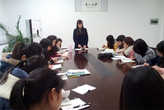 发展对象轮流为小组定期讲授“微党课”